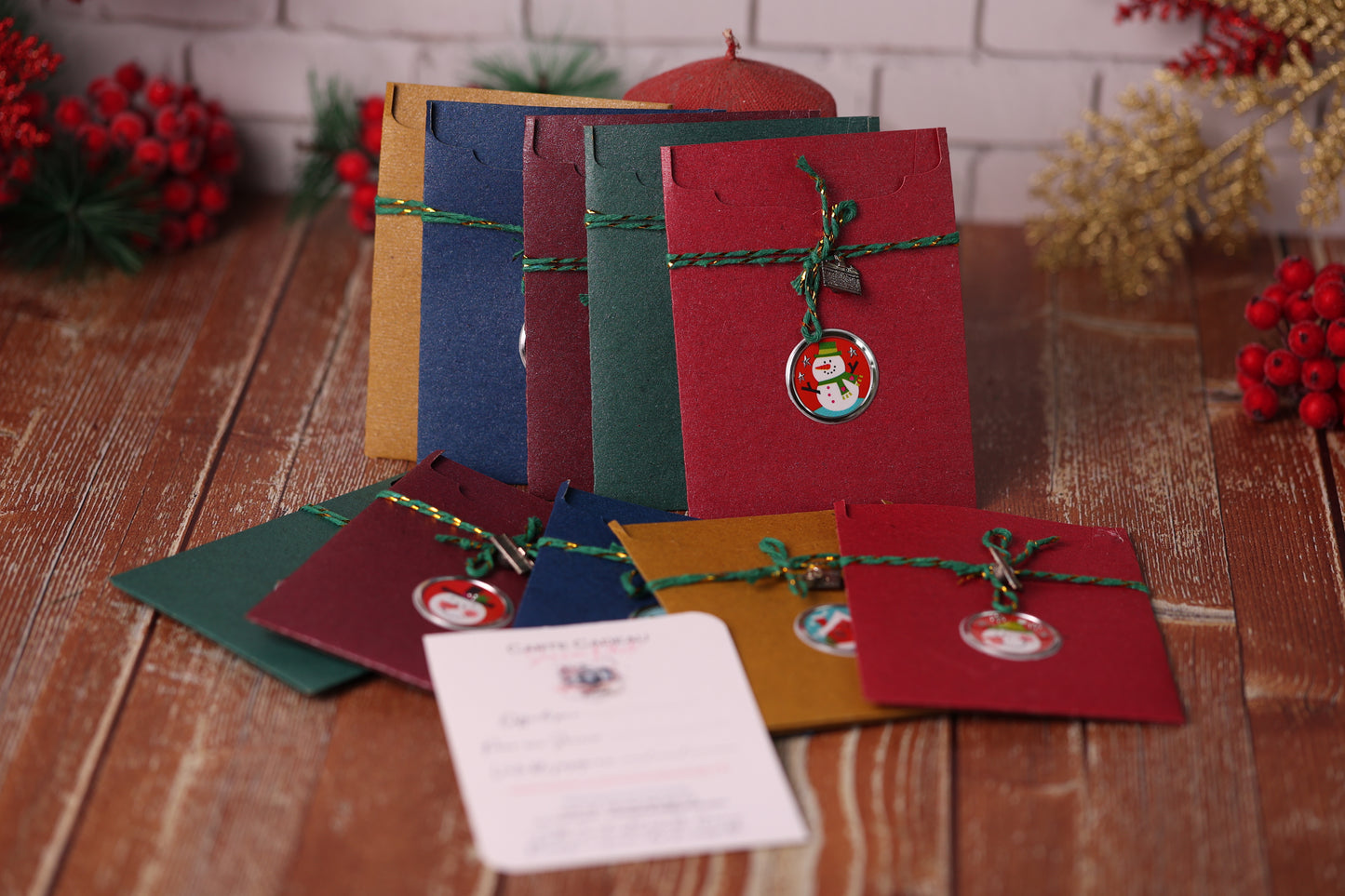 Lot de 10 Cartes Cadeaux Personnalisées - Coloris de Noël assorties.