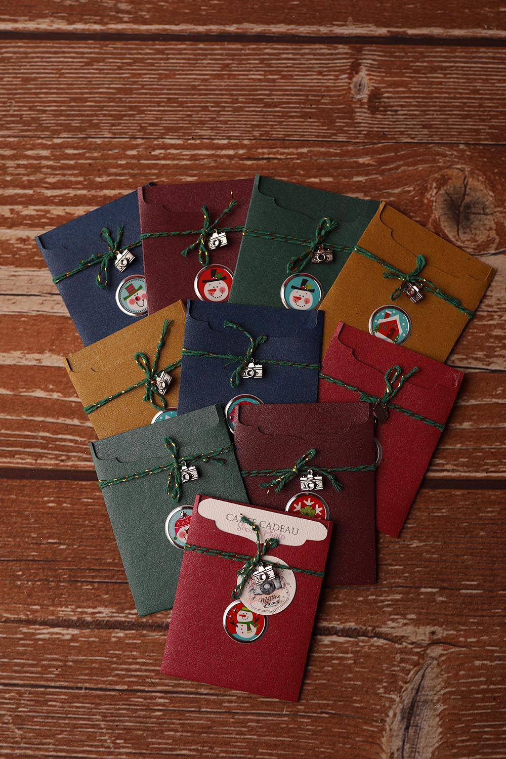 Lot de 10 Cartes Cadeaux Personnalisées - Coloris de Noël assorties.