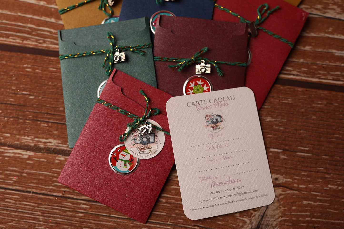 Lot de 10 Cartes Cadeaux Personnalisées - Coloris de Noël assorties.
