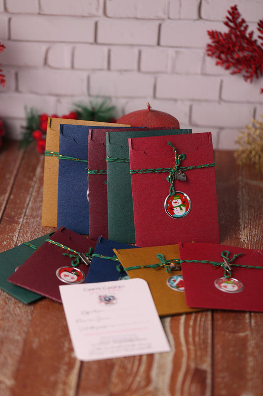 Lot de 10 Cartes Cadeaux Personnalisées - Coloris de Noël assorties.