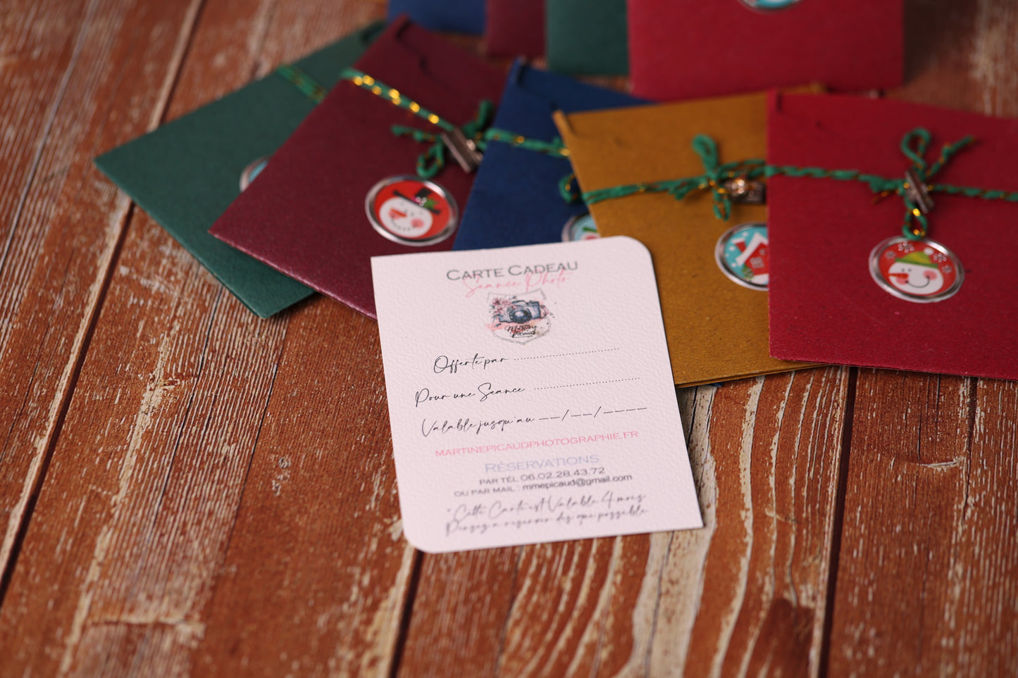 Lot de 10 Cartes Cadeaux Personnalisées - Coloris de Noël assorties.
