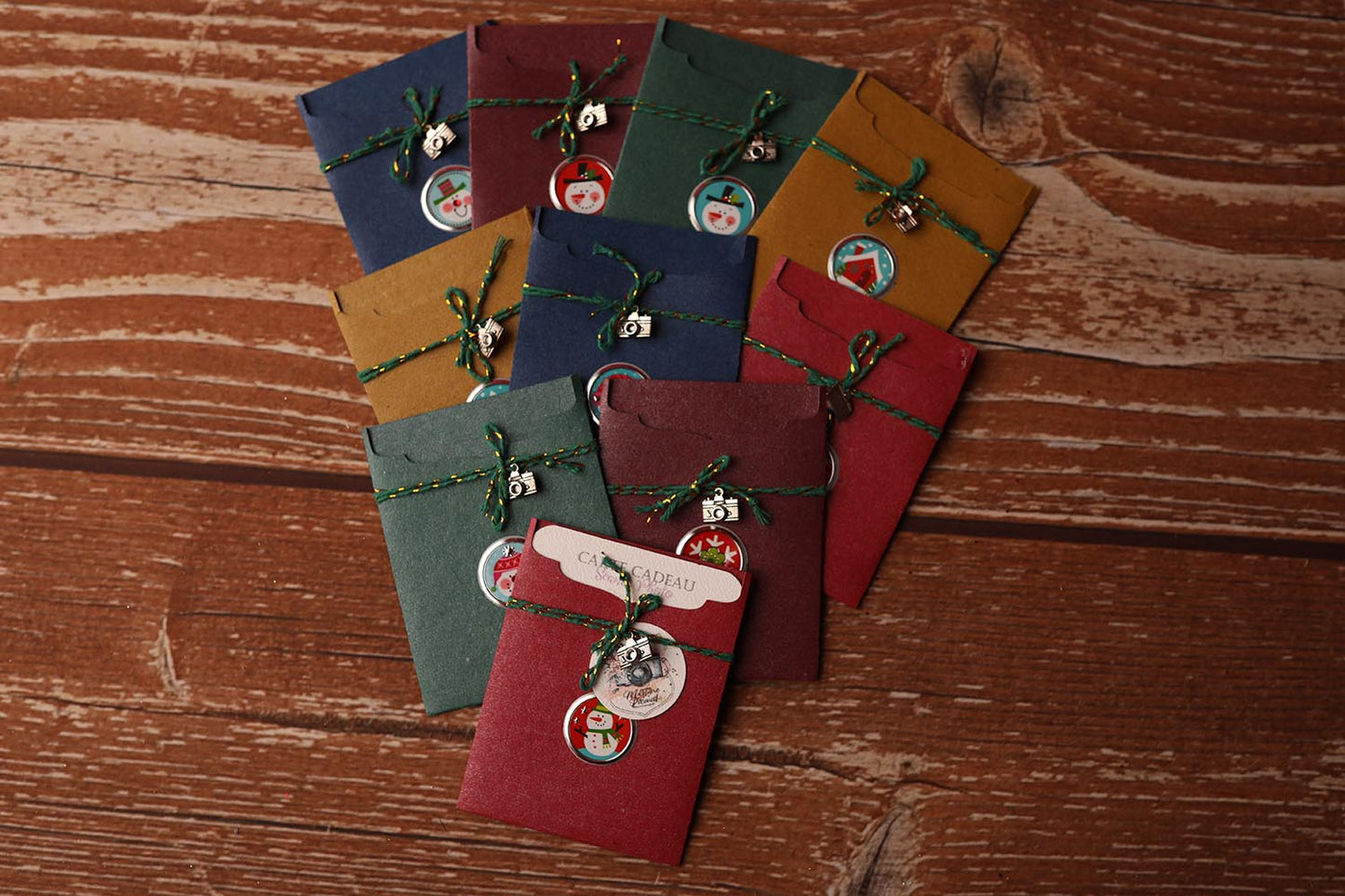 Lot de 10 Cartes Cadeaux Personnalisées - Coloris de Noël assorties.